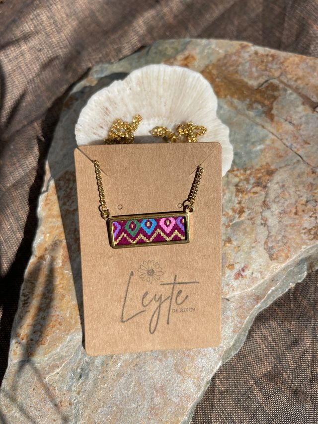 Collar artesanal con tela batik filipino