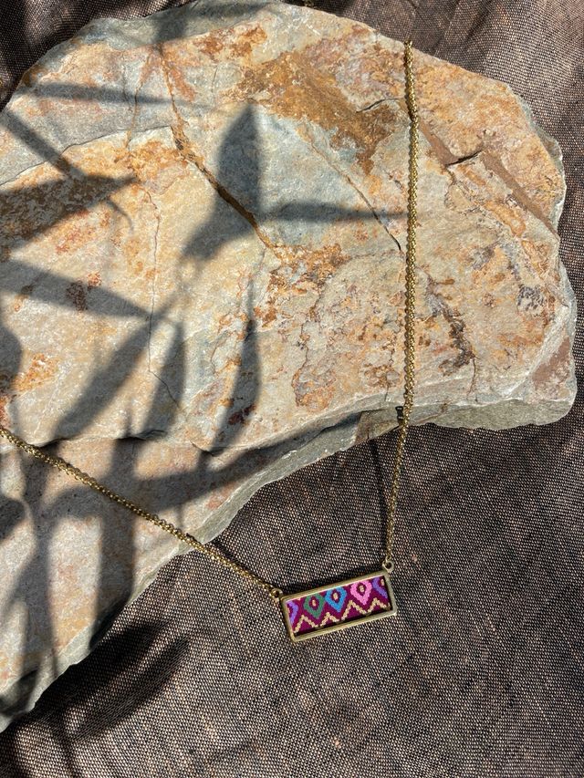 Collar artesanal con tela batik filipino