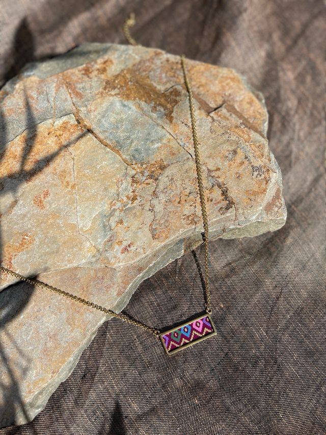 Collar artesanal con tela batik filipino