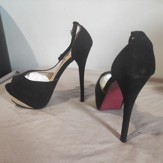 Tacones negros plataforma dorada
