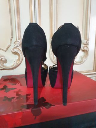 Tacones negros plataforma dorada