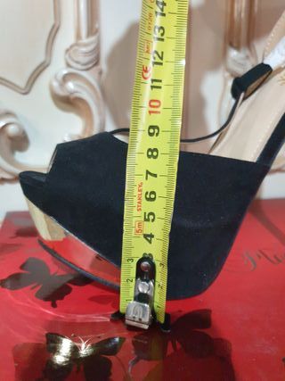 Tacones negros plataforma dorada
