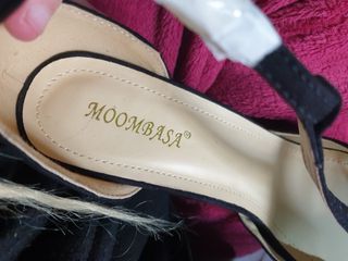 Tacones negros plataforma dorada