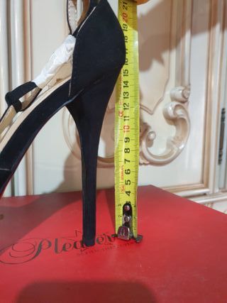 Tacones negros plataforma dorada