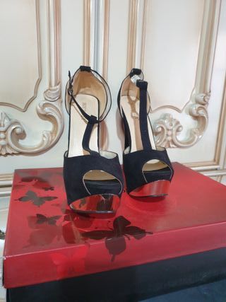 Tacones negros plataforma dorada