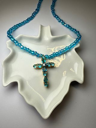 Collar Cruz Perlas Azules y Doradas