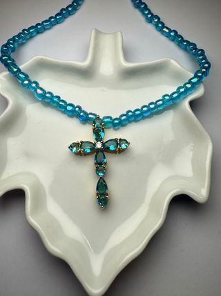 Collar Cruz Perlas Azules y Doradas