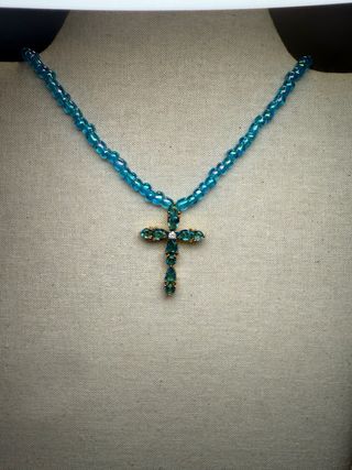 Collar Cruz Perlas Azules y Doradas