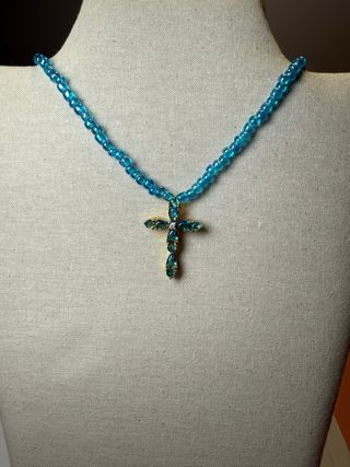 Collar Cruz Perlas Azules y Doradas