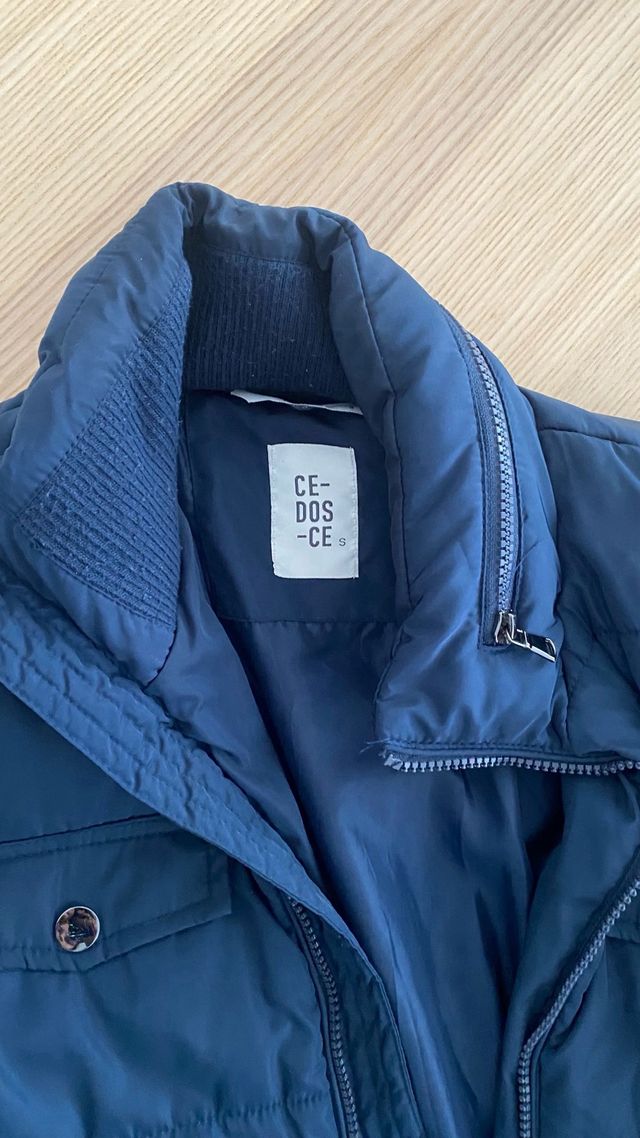 Abrigo azul marino acolchado talía S marca Cedosce
