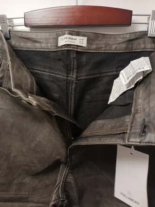 Pantalón efecto piel Pull&Bear Talla 38