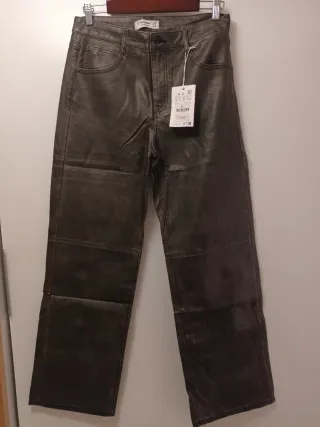 Pantalón efecto piel Pull&Bear Talla 38
