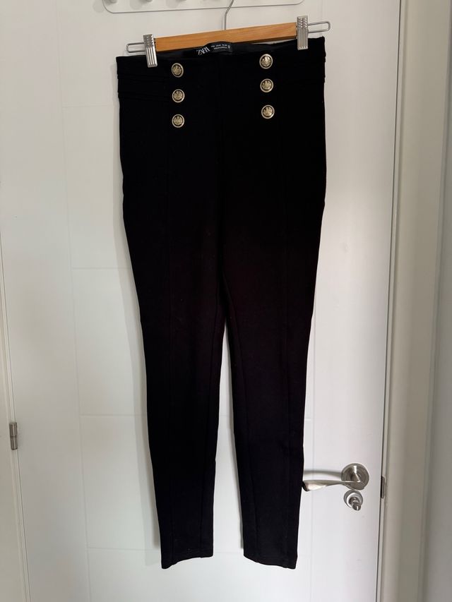 Pantalones Zara negros con botones dorados