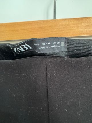 Pantalones Zara negros con botones dorados