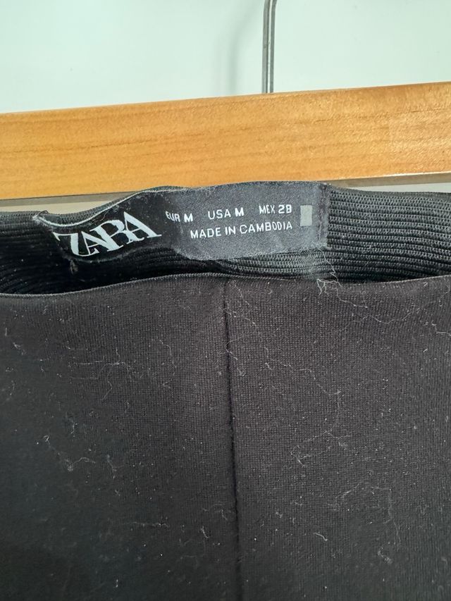 Pantalones Zara negros con botones dorados