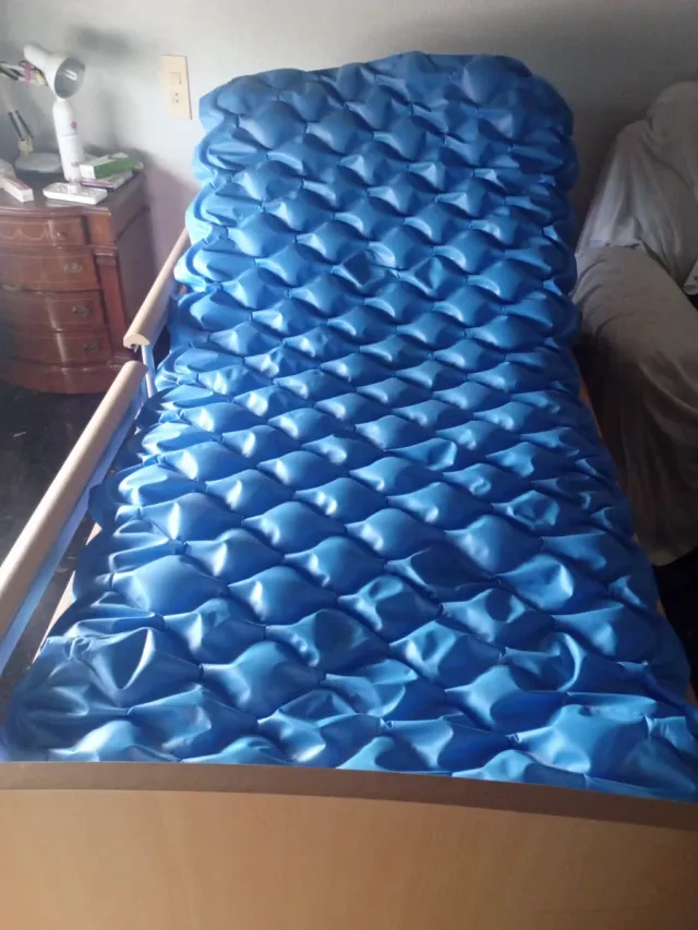 Cama articulada con colchón antiescaras