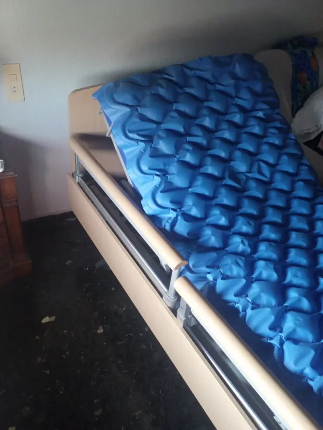 Cama articulada con colchón antiescaras