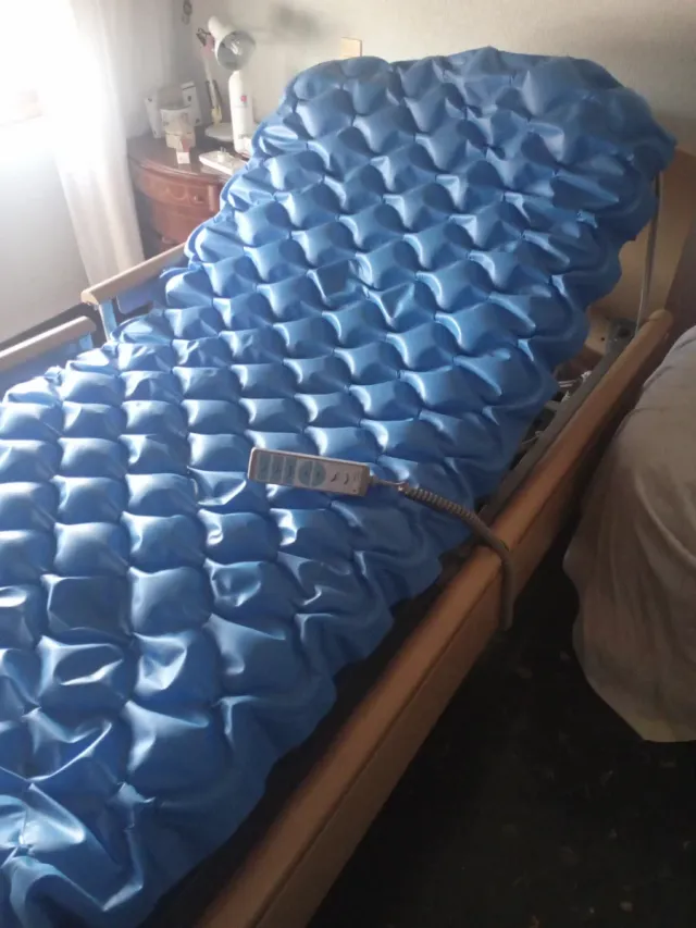 Cama articulada con colchón antiescaras