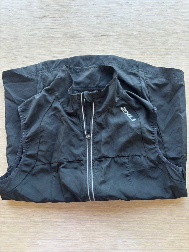 Cortaviento 2XU Running Negro