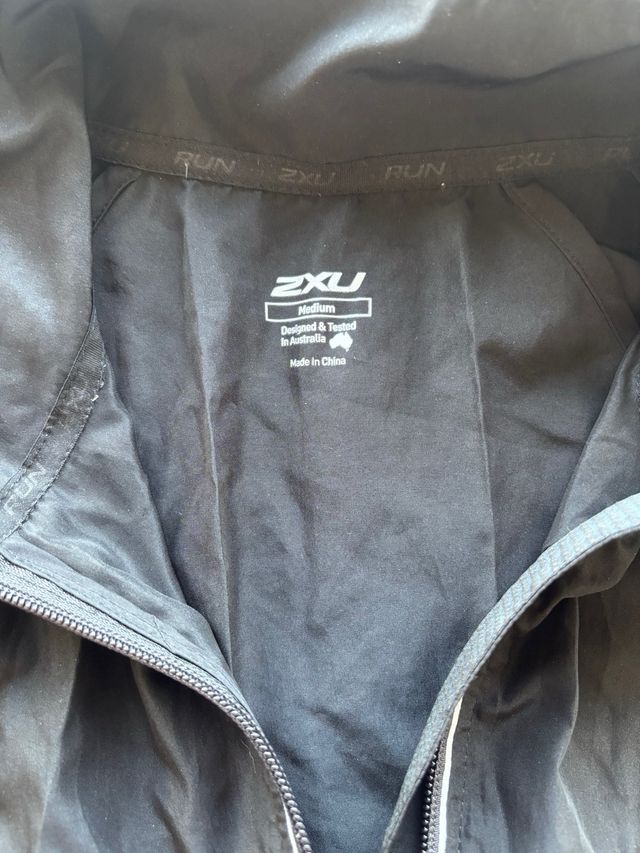 Cortaviento 2XU Running Negro