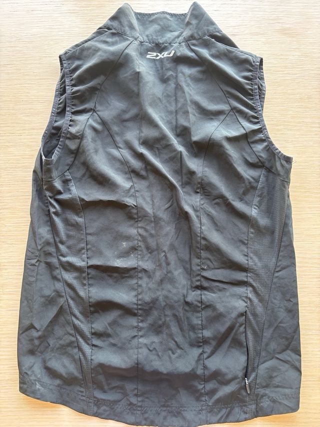 Cortaviento 2XU Running Negro