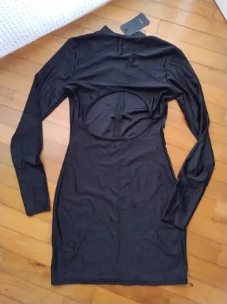 Abito corto aderente elasticizzato scollo seno