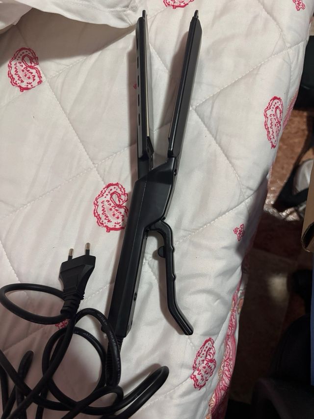 Plancha de pelo negra sin usar