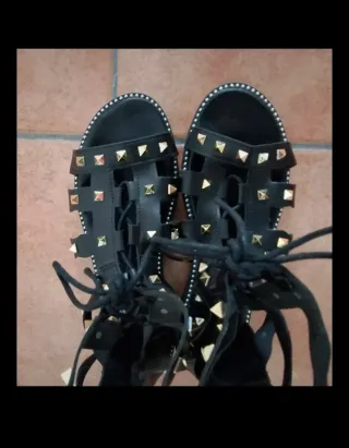 Sandali neri stile romano borchie+anello in regalo