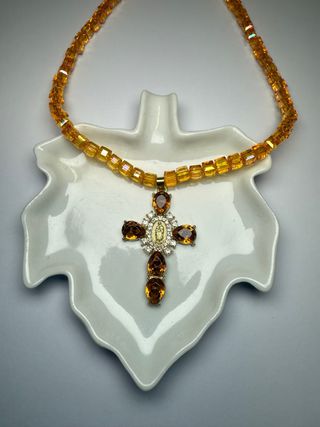 Collar Cruz Perlas Doradas y Marrones