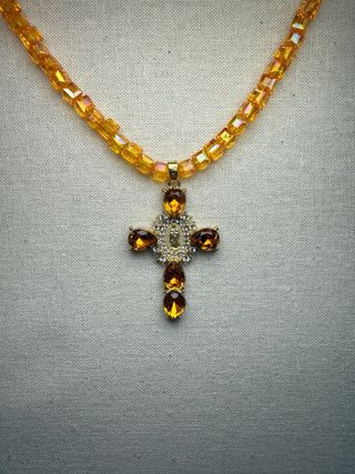 Collar Cruz Perlas Doradas y Marrones