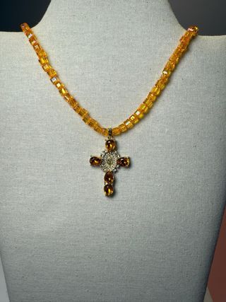 Collar Cruz Perlas Doradas y Marrones