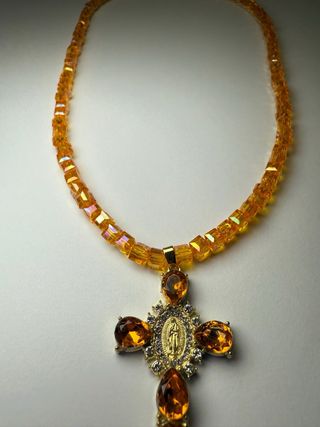 Collar Cruz Perlas Doradas y Marrones