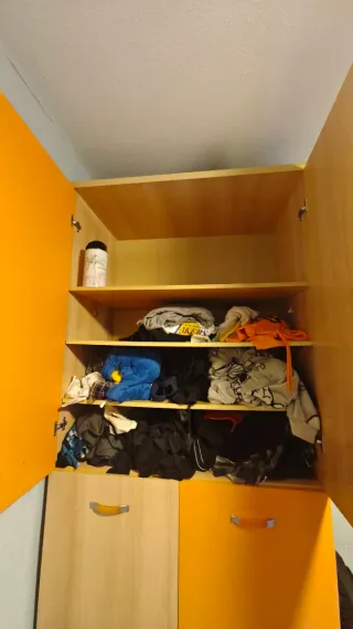 Armario juvenil madera  y naranja