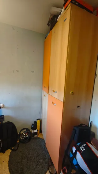 Armario juvenil madera  y naranja