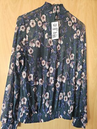 Blusa plisada floral verde y rosa