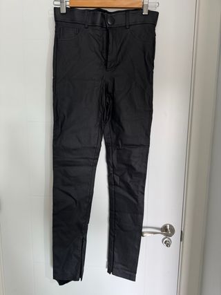 Pantalón Zara efecto piel Talla S