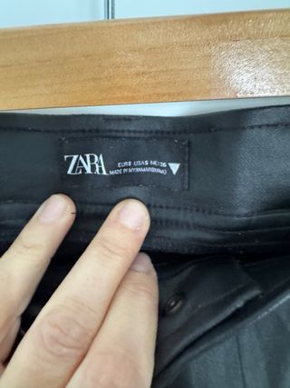 Pantalón Zara efecto piel Talla S