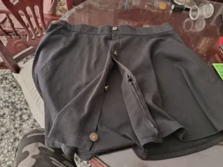 Falda corta negra con botones