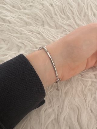 Pulsera plata con mariposas y piedras