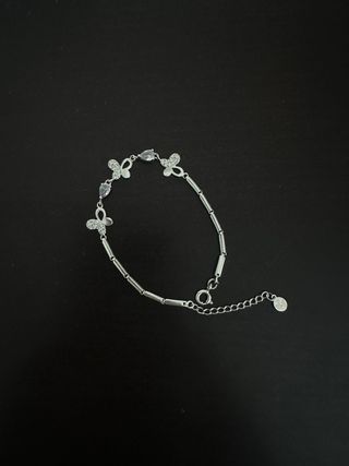 Pulsera plata con mariposas y piedras
