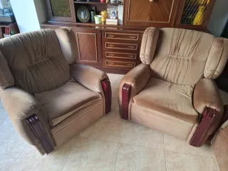 Sofá de terciopelo beige y madera