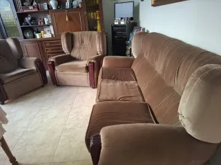 Sofá de terciopelo beige y madera