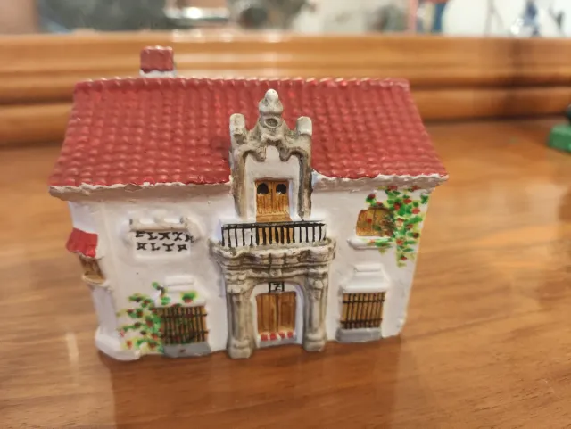 Casita decorativa resina pintada mano