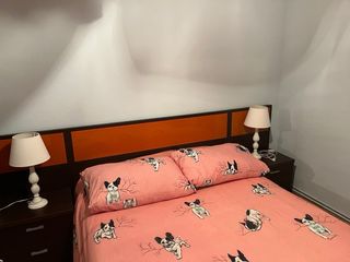 Cama con cabecero naranja.
