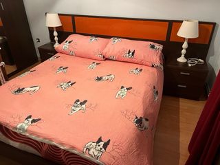 Cama con cabecero naranja.