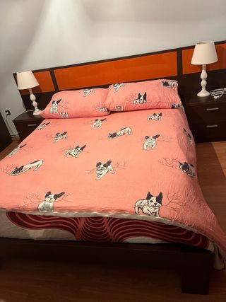 Cama con cabecero naranja.