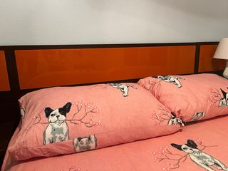 Cama con cabecero naranja.