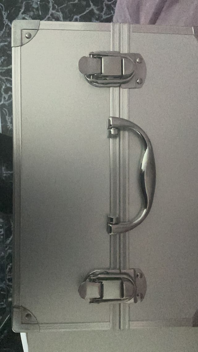 Maletín de maquillaje plateado