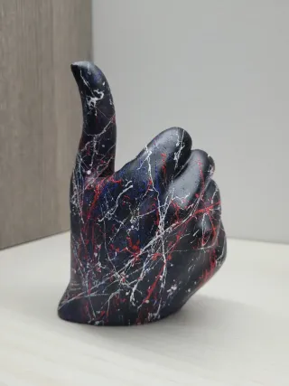 Statuetta mano OK decorata