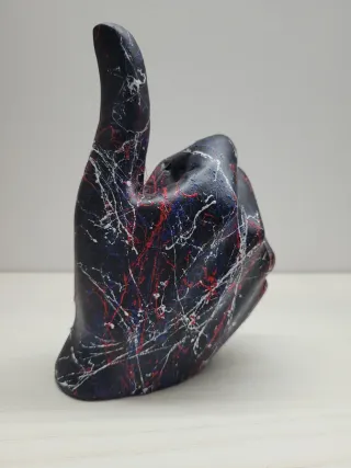 Statuetta mano OK decorata